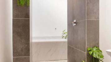 Chambre Familiale | Salle de bain | Douche, articles de toilette gratuits, serviettes fournies