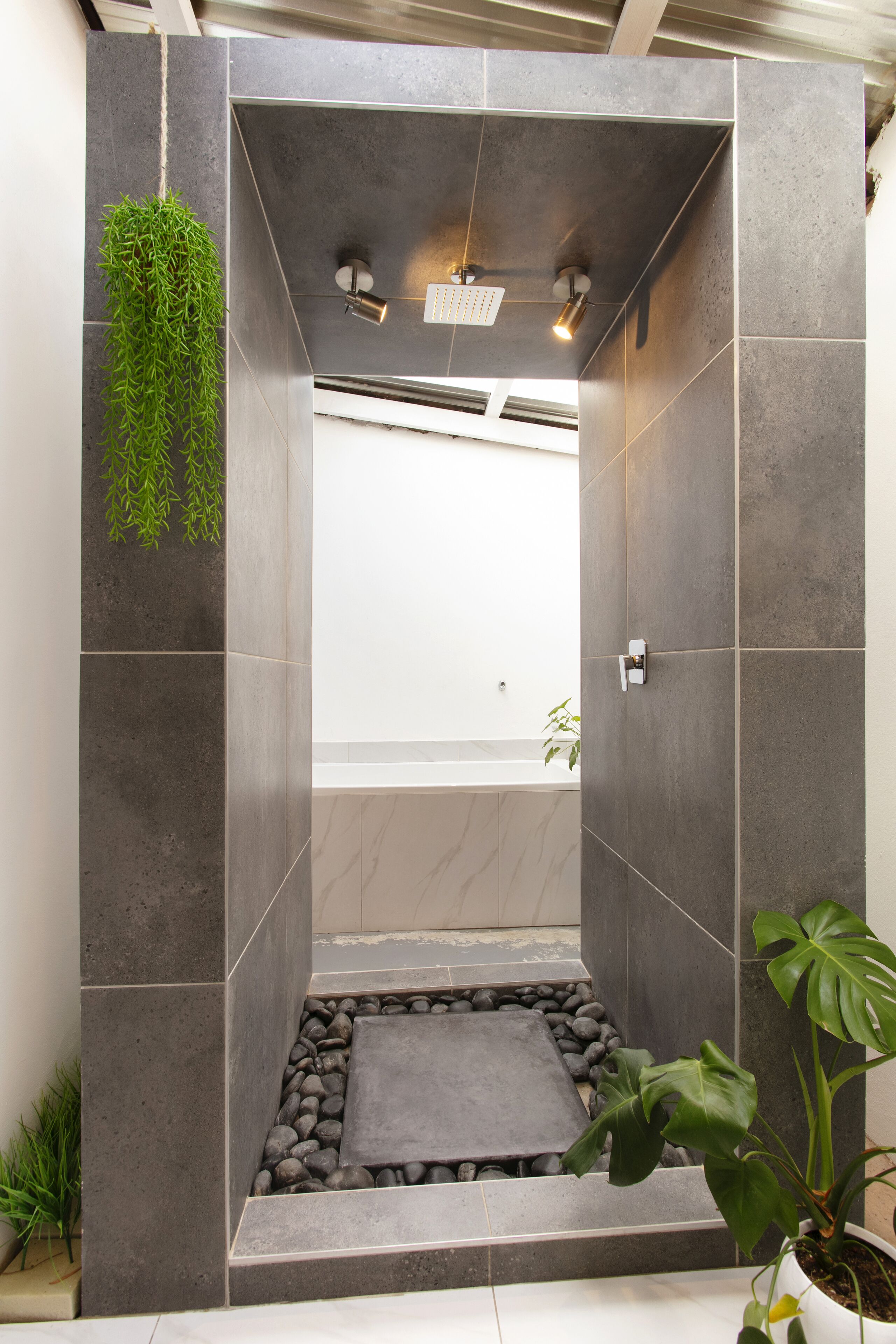 Family Room | Bathroom | Shower, free toiletries, towels