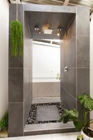 Habitación familiar | Baño | Ducha, artículos de higiene personal gratuitos y toallas