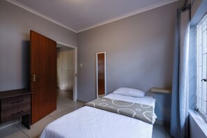 Familie appartement, 1 slaapkamer | 1 slaapkamer, luxe beddengoed, een strijkplank/strijkijzer, gratis wifi