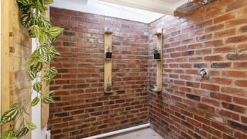 Family Room | Bathroom | Shower, free toiletries, towels