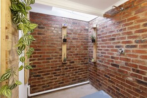 Family Room | Bathroom | Shower, free toiletries, towels