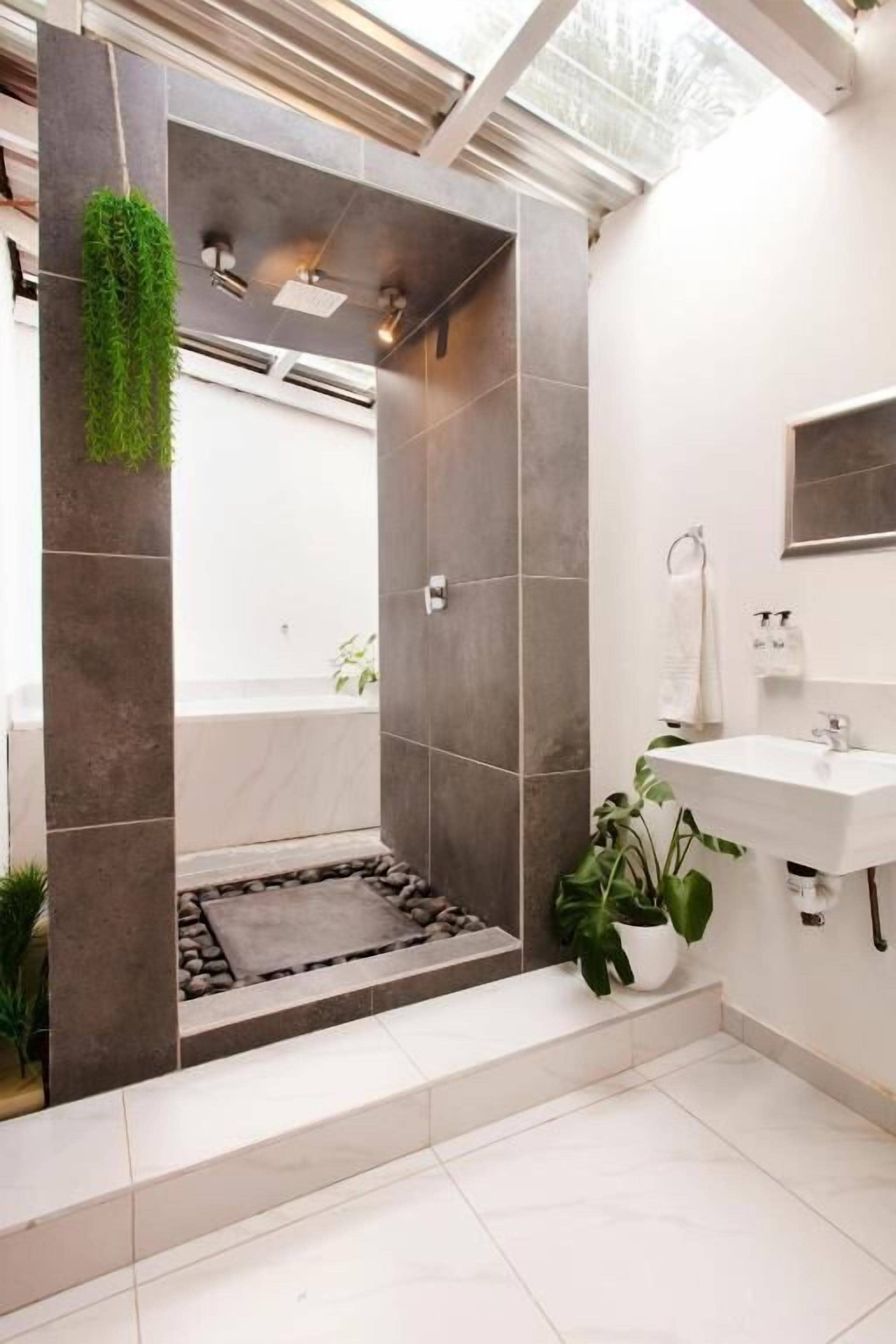 Habitación familiar | Baño | Regadera, amenidades de baño gratuitas, toallas 