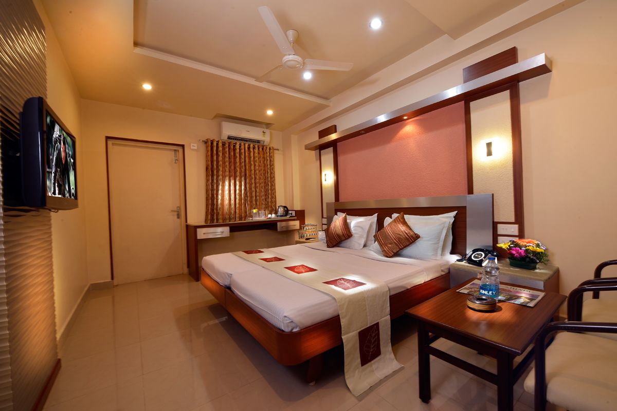 1 bedroom, desk, iron/ironing board, rollaway beds