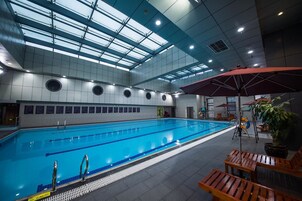 Una piscina cubierta