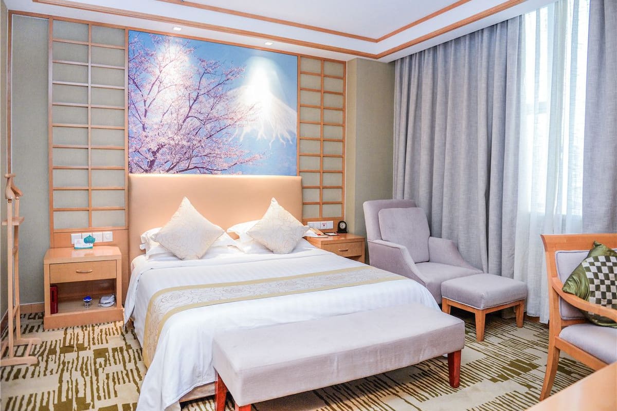 Suite Deluxe | Minibar, caja fuerte, escritorio y cortinas opacas