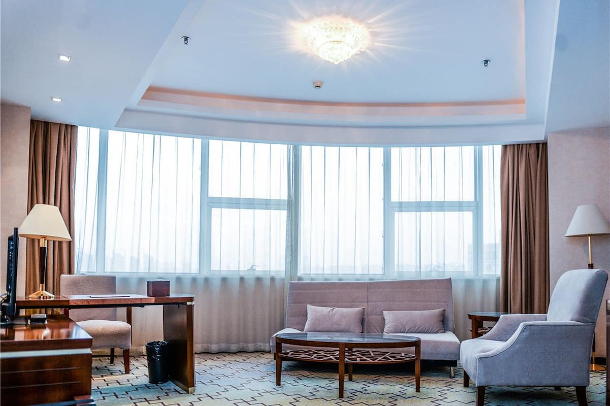Suite superior | Minibar, caja fuerte, escritorio y cortinas opacas