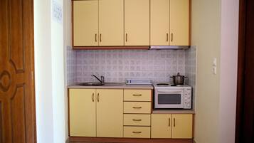 Studio, Balcony, Mountain View (Triple) | Private kitchenette