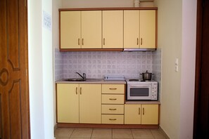 Estúdio, sacada, vista para a montanha (Triple) | Cozinha americana privada | Geladeira, fogão, cooktop, talheres/pratos/utensílios de cozinha