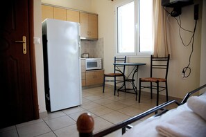 Studio, Balcony, Mountain View (Triple) | Soundproofing, iron/ironing board, free cribs/infant beds, free WiFi - Tsertos Apartments (Kamena Vourla)