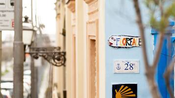 Un letrero de hostal con un arcoíris y el texto "ECO HOSTEL FLOREALE SIAMO DI COLORI".