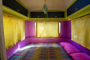 Maison mobile de base, 1 lit double, salle de bains commune, vue sur le jardin | 1 chambre, accès au Wi-Fi (inclus), literie fournie