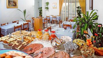 Free daily buffet breakfast