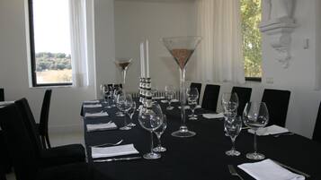 Breakfast, lunch, dinner served; Regional cuisine