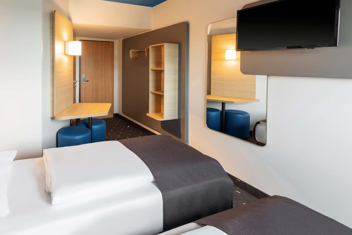 Twin Room | Meja, kalis bunyi, cadar katil