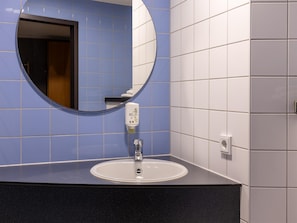 Een douche, een haardroger, handdoeken
