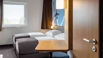 Habitación con 2 camas individuales | Escritorio, insonorización y ropa de cama