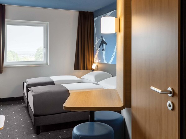 Quarto duplo | Escrivaninha, quartos à prova de som, roupa de cama