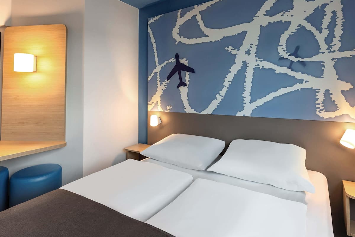 double room | desk, soundproofing, bed sheets