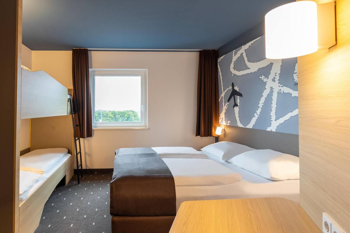 Vierpersoonskamer | 1 slaapkamer, een bureau, geluiddichte muren, beddengoed