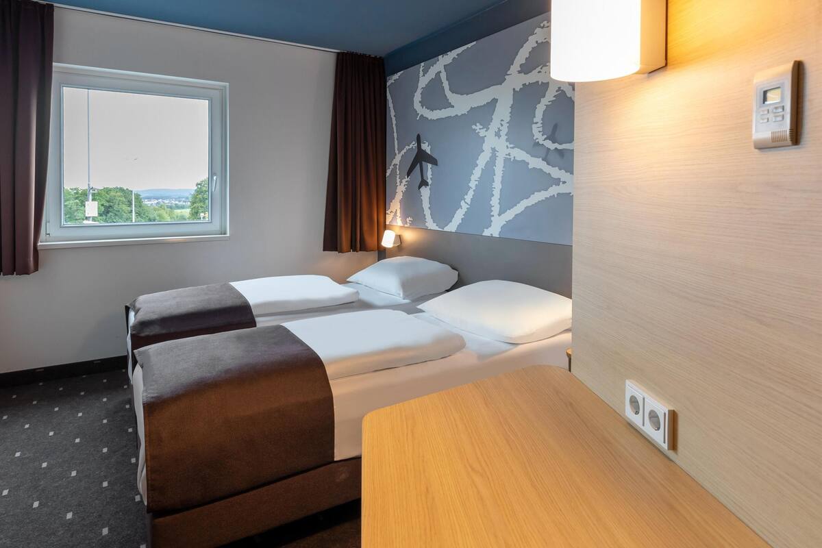 Twin kamer | 1 slaapkamer, een bureau, geluiddichte muren, beddengoed