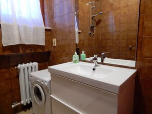 Apartment, 1 Schlafzimmer | Waschbecken im Bad