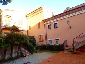 Cour