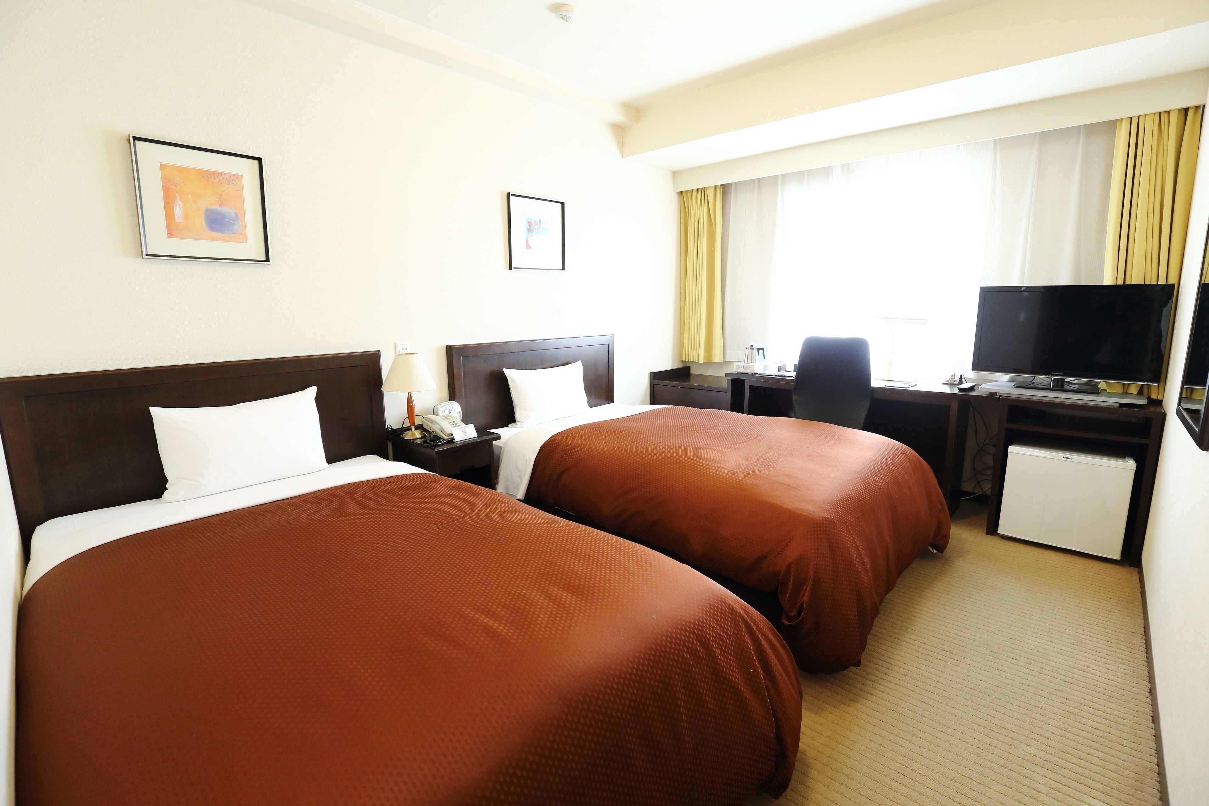 办公桌、免费 WiFi、床单