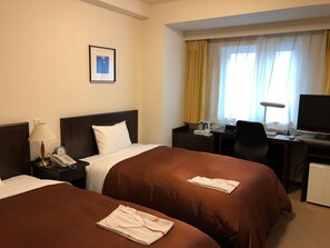 Escritorio, wifi gratis y ropa de cama 
