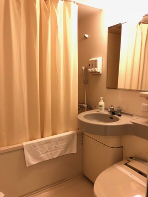 Kombination af bruser/badekar, gratis toiletartikler, hårtørrer