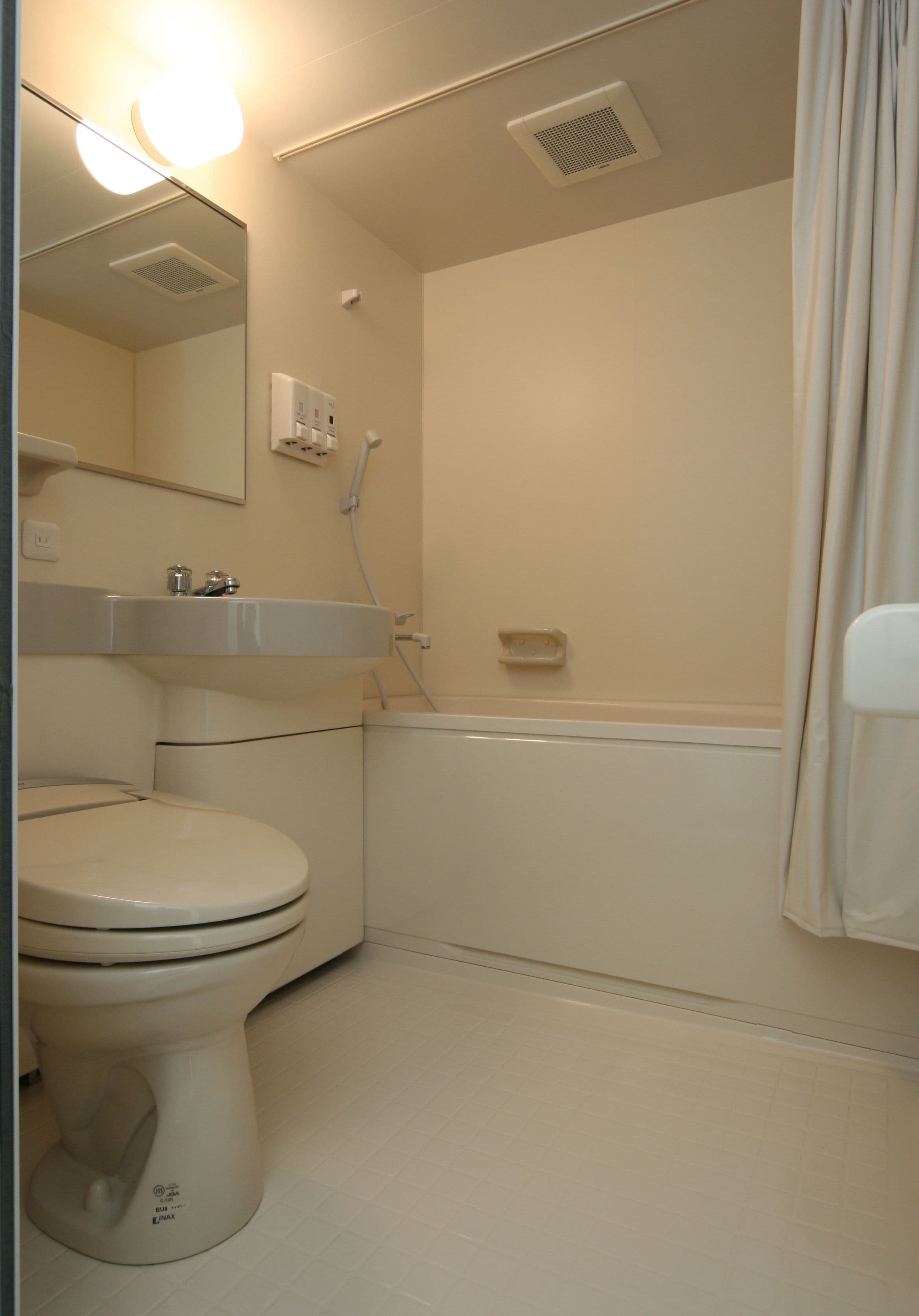 A bathroom with a toilet, sink, and bathtub.