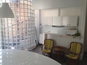 Apartamento, 2 quartos | Opções para refeição no quarto