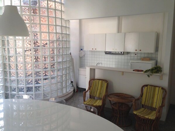 Apartment, 2 Schlafzimmer | Essbereich im Zimmer