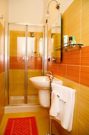 Shower, hair dryer, towels - Villa Marogna Rooms and Breakfast (Alghero)