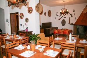 Colazione a base di specialità locali a pagamento 