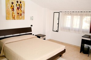 Camera con 2 letti singoli, balcone | Una scrivania, culle/letti per bambini (gratuiti), Wi-Fi gratuito