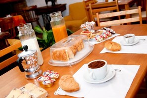 Local cuisine breakfast for a fee - Villa Marogna Rooms and Breakfast (Alghero)
