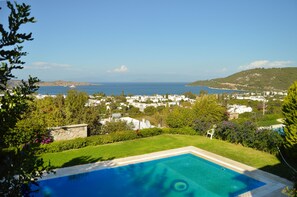 Udendørs pool, parasoller, liggestole