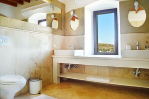 Villa | Badeværelse | Kombination af bruser/badekar, dybe badekar, hårtørrer, håndklæder