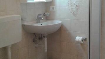 Dusche, Haartrockner, Bidet, Handtücher
