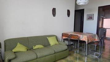 Căn hộ, 2 phòng ngủ | Khu vực ăn uống tại phòng