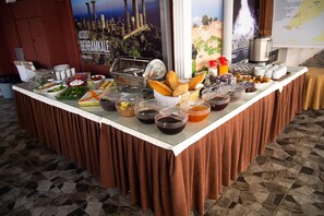A buffet table with various food items and a coffee station. - Figen Hotel (Çanakkale)
