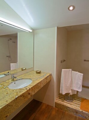 Habitació quàdruple | Bany | Dutxa, articles de tocador gratuïts, assecador de cabells i bidet 