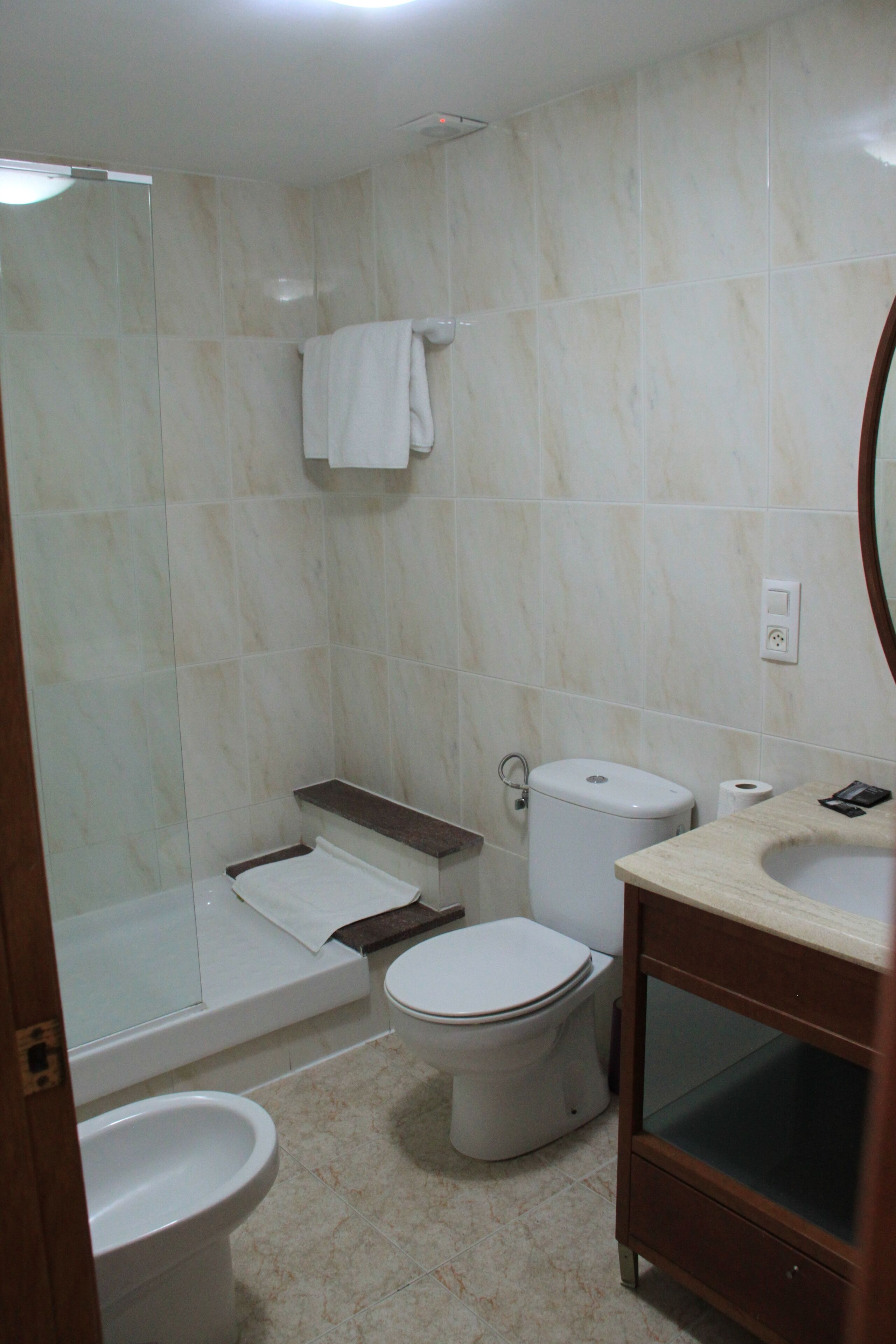 double room | bathroom | shower, free toiletries, hair dryer, bidet