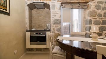 Apartament de luxe, 1 dormitori | Cuina privada | Frigorífic, placa de cuina, rentaplats i cafetera i tetera