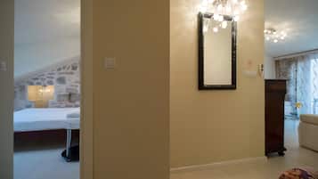 Apartament de luxe, 1 dormitori | Sala d'estar | Televisor de pantalla plana de 69 polzades amb canals per cable