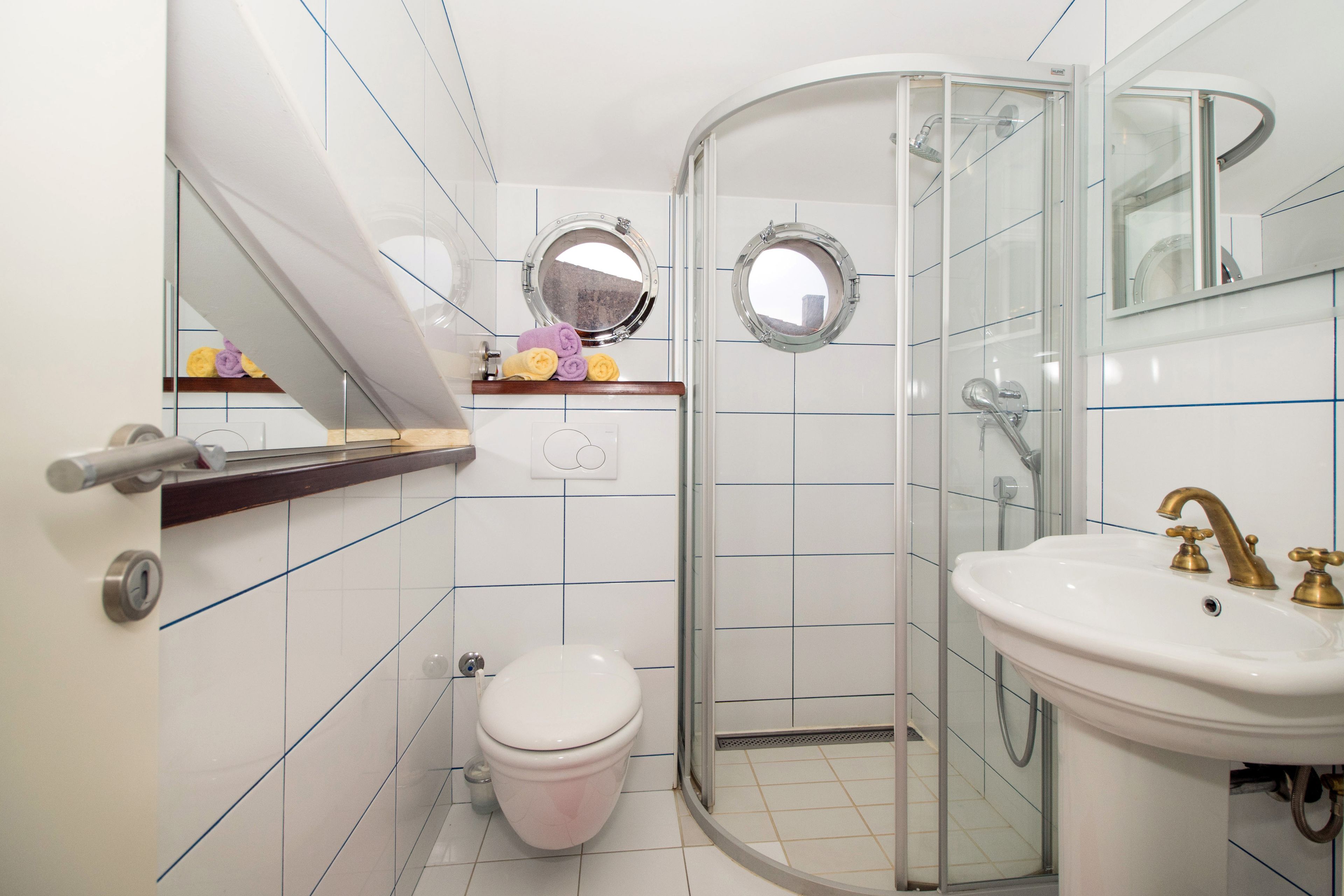 Appartement Luxe, 1 chambre | Salle de bain | Douche, articles de toilette gratuits, sèche-cheveux