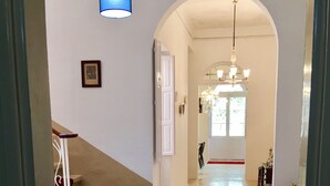 Un pasillo con una escalera que lleva a un comedor.