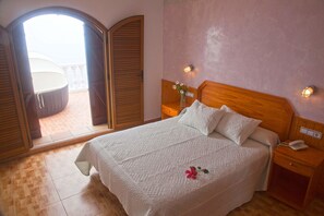 Escritorio, cortinas blackout y tabla de planchar con plancha 