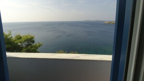 A view of the sea from a balcony with a clear sky. - Blue Waves View (Andros)